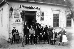 Vor dem Geschäft des Vaters Julius Heinrich in Großpetersdorf, 1925.