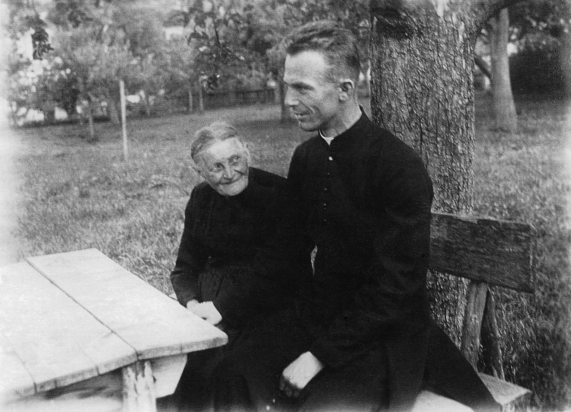 Jakob Gapp mit seiner Mutter anlässlich seiner Primizfeier 1930 in Wattens (Josefine Schreck).jpg