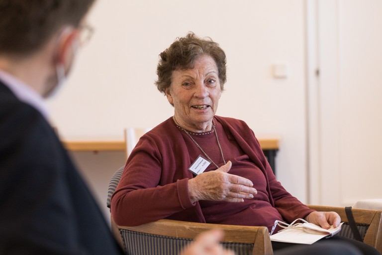 Seit vielen Jahren nimmt die Zeitzeugin Gertraud Fletzberger am Seminar teil. Sie überlebte den Holocaust durch die Flucht mit einem Kindertransport nach Schweden (Foto: OeAD|APA-Fotoservice|Rastegar).