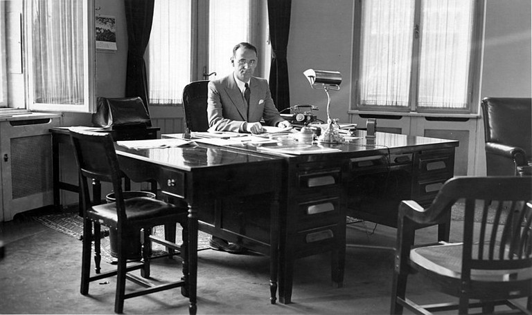 Carl Lutz 1943 in seinem Büro. (Bildquelle: Wikimedia Commons)