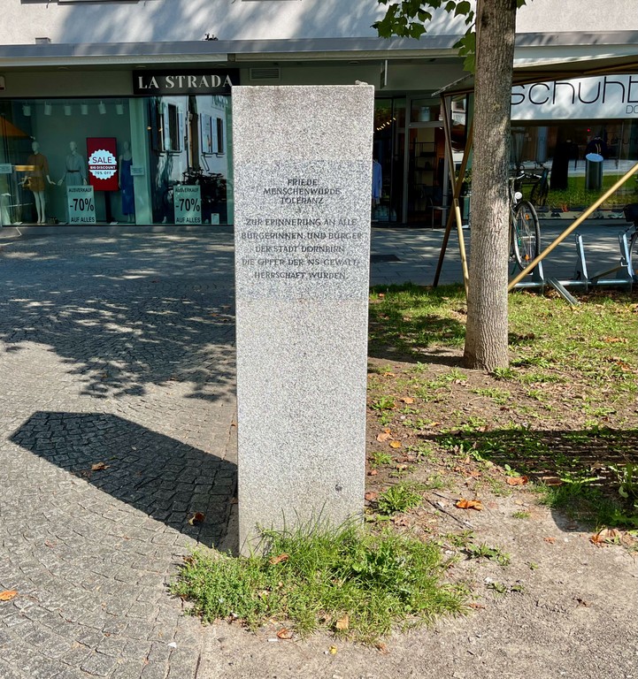 1996 wurden die Namen der jüdischen Familie Turteltaub aus Dornbirn auf dem Gedenkstein ergänzt. (Quelle: Johannes Spies)