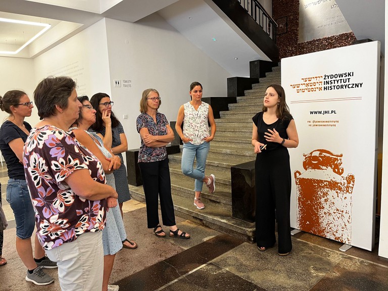 Teilnehmende der Studienreise 2023 beim Besuch des Jüdischen Historischen Instituts in Warschau (Foto: Polnisches Institut Wien).