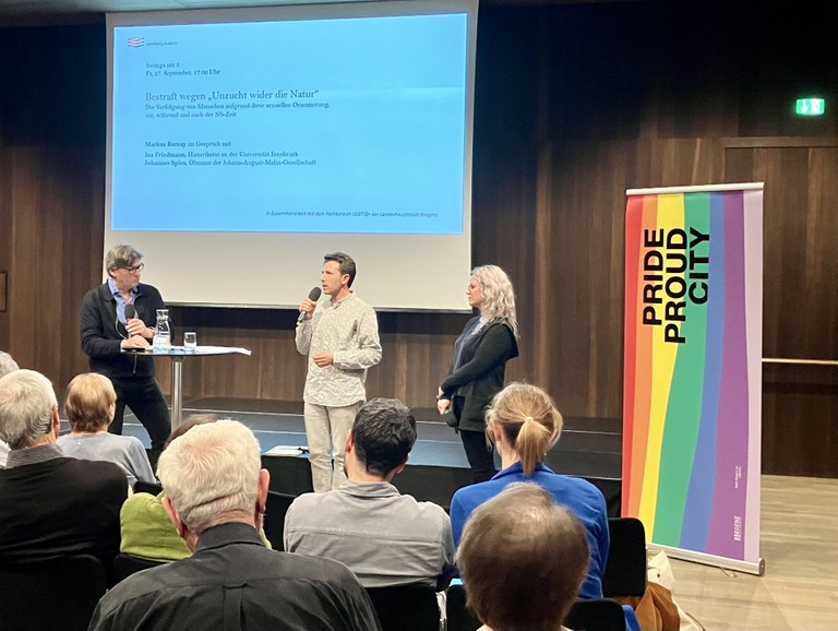 Markus Barnay im Gespräch mit Johannes Spies und Ina Friedmann. (Quelle: Stefan Becker, Fachbereich LGBTIQ+ der Stadt Bregenz)