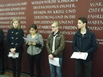Wiener SchülerInnen bei einer Gedenkkundgebung zum Jahrestag der Annexion Österreichs.