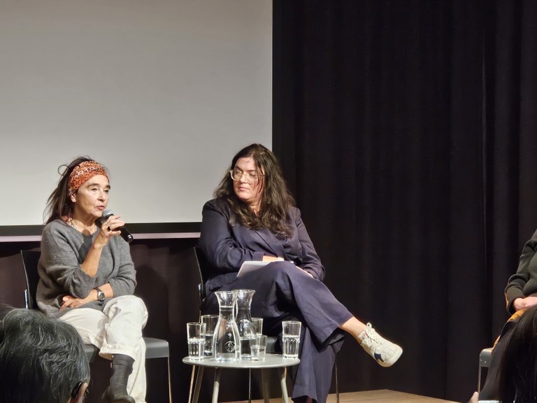 Die Regisseurin Karin Berger spricht über ihre intensive Arbeit mit Karl Stojka (rechts: Karin Berger, links: Antonia Winsauer) © Lackner