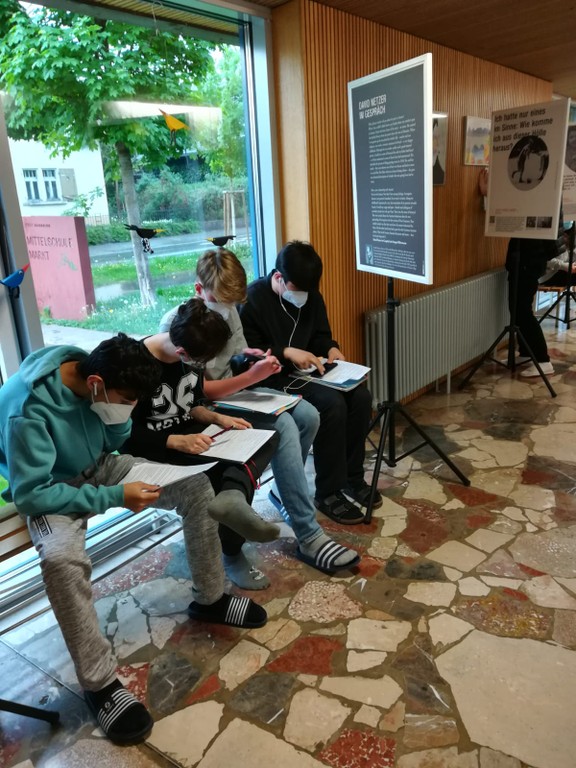 Die SchülerInnen der Mittelschule Dornbirn-Markt nutzen digitale Endgeräte zur Arbeit mit ZeitzeugInneninterviews. (Quelle: Raphael Honeder)