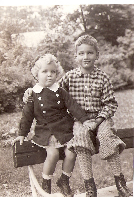 Vera Schwaz und ihr  Bruder Karl Heinz 1933. Fünf Jahre später werden sie nach England vertrieben (Foto Vera Adams).