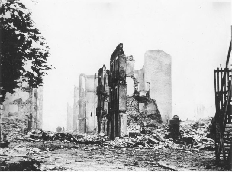 Guernica Ruinen (Bundesarchiv, Bild# 183-H25224)