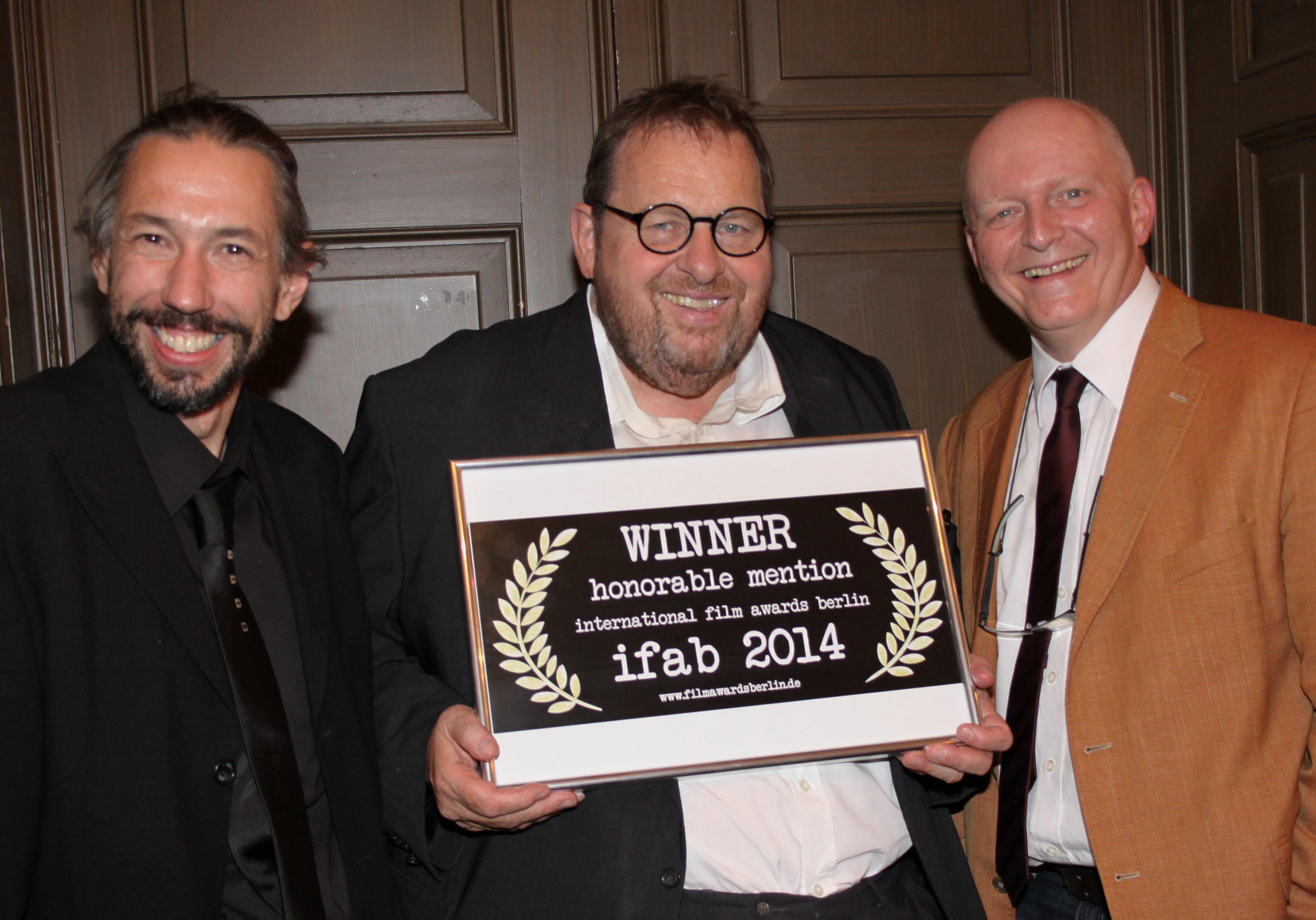 Übereichung des „Honorable Mention Award 2014“ an Peter Mair, Ottfried Fischer und Hermann Weiskopf. Foto: AVG Filmproduktion, Kirsten Ossoinig
