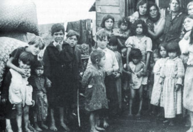 Sinti Frauen mit ihren Kindern im Lager Maxglan bei Salzburg im Jahre 1939 oder 1940. (© Dokumentationsarchiv deutscher Sinti und Roma Heidelberg/Deutschland)