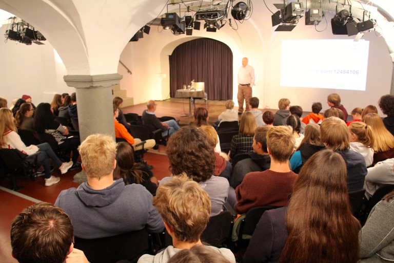 Karl Pfeifer spricht zu SchülerInnen des BG Schillerstraße. (Foto: Bandi Köck)
