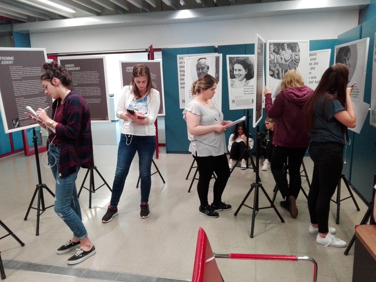 SchülerInnen der Landesberufsschule Feldkirch beschäftigen sich intensiv mit den Biographien der Ausstellung.