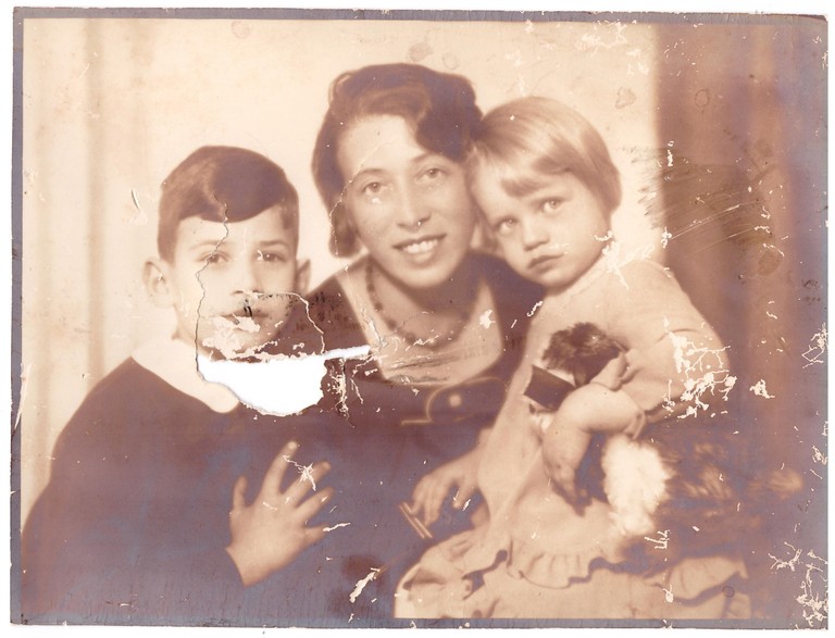 Elvira und Walter Friedländer mit ihrer Mutter in Klagenfurt. Dieses Foto wurde von den Randalieren im Zuge des Novemberpogroms im Haus der Familie beschädigt. (Foto: Elvira Friedländer, Tel Aviv, privat)