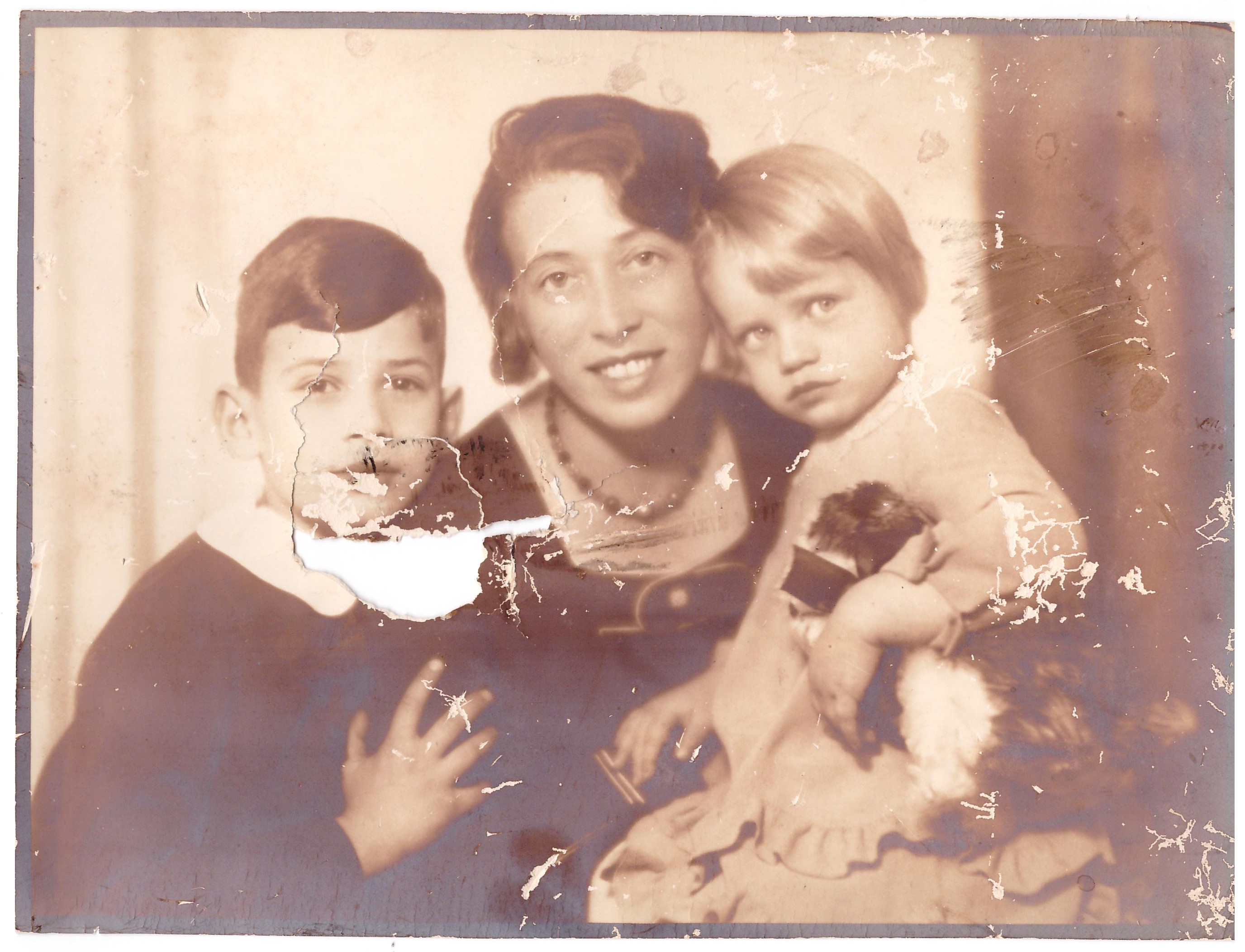 Elvira und Walter Friedländer mit ihrer Mutter in Klagenfurt. Dieses Foto wurde von den Randalieren im Zuge des Novemberpogroms im Haus der Familie beschädigt. (Foto: Elvira Friedländer, Tel Aviv, privat)
