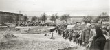 Zwangsarbeiterinnen der Hermann Göring Werke auf dem Weg ins Wohnlager 44 in Niedernhart