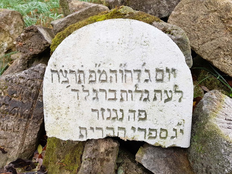 Das neu entdeckte Grabsteinfragment von Genisagrab am jüdischen Friedhof Kobersdorf (Foto: Mag. Reiss)