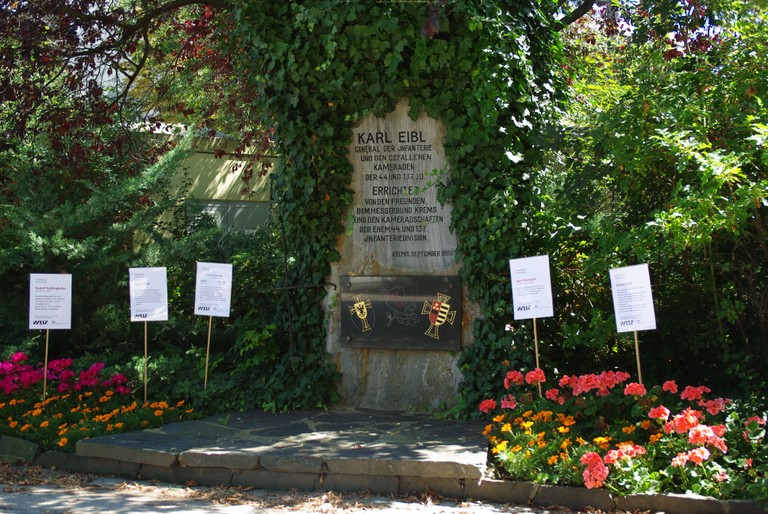 Das gepflegte Denkmal für den Wehrmachtsgeneral Karl Eibl mit den kleinen Denktafeln