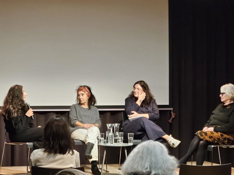 Laura Darvas spricht über ihre Identität als Romnja (von links nach rechts: Laura Darvas, Karin Berger, Antonia Winsauer, Elisabeth Holzinger © Lackner