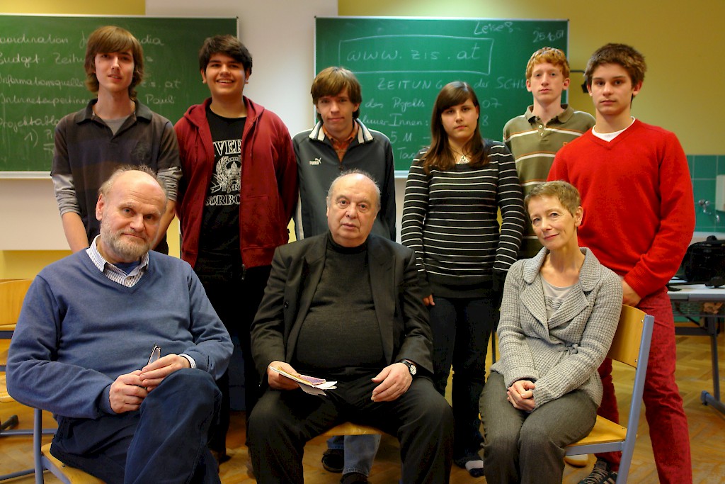 Rudi Gelbard gemeinsam mit SchülerInnen