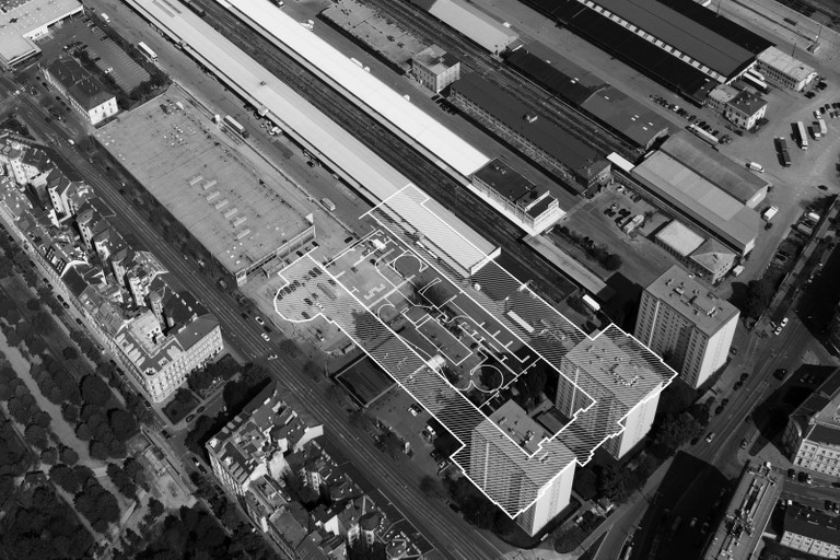 Überlagerung eines Luftbildes des Areals des Wiener Nordwestbahnhofs aus dem Jahr 2015 mit dem Einreichplan der Einbauten für die NS-Propaganda-Ausstellung „Der ewige Jude“ (1938) (© Tracing Spaces)