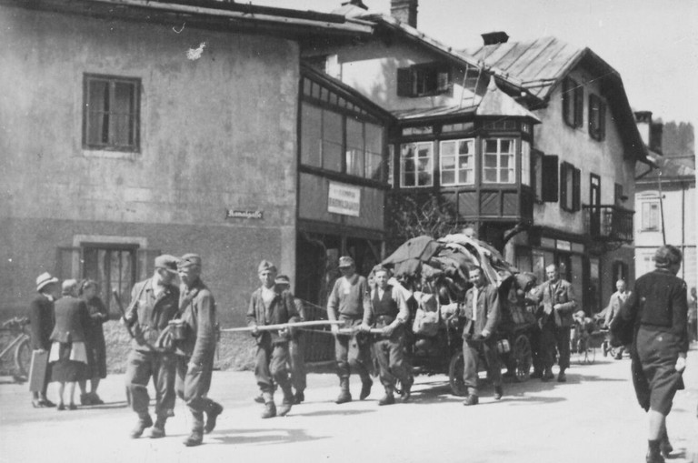 Wehrmacht in Auflösung, Kitzbühel, Mai 1945 (TLA).jpg