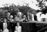Bruno Kurzweil (am Steuer) mit Gisela und Adele Kurzweil (vor dem Wagen) und Familie Robinson