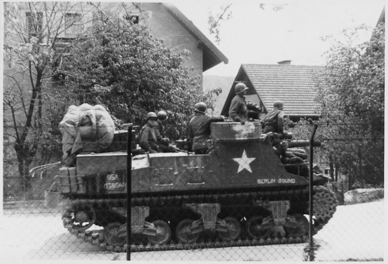 Einmarsch US-Truppen Schneeburggasse Innsbruck, 3.5.1945 (Stadtarchiv Innsbruck)
