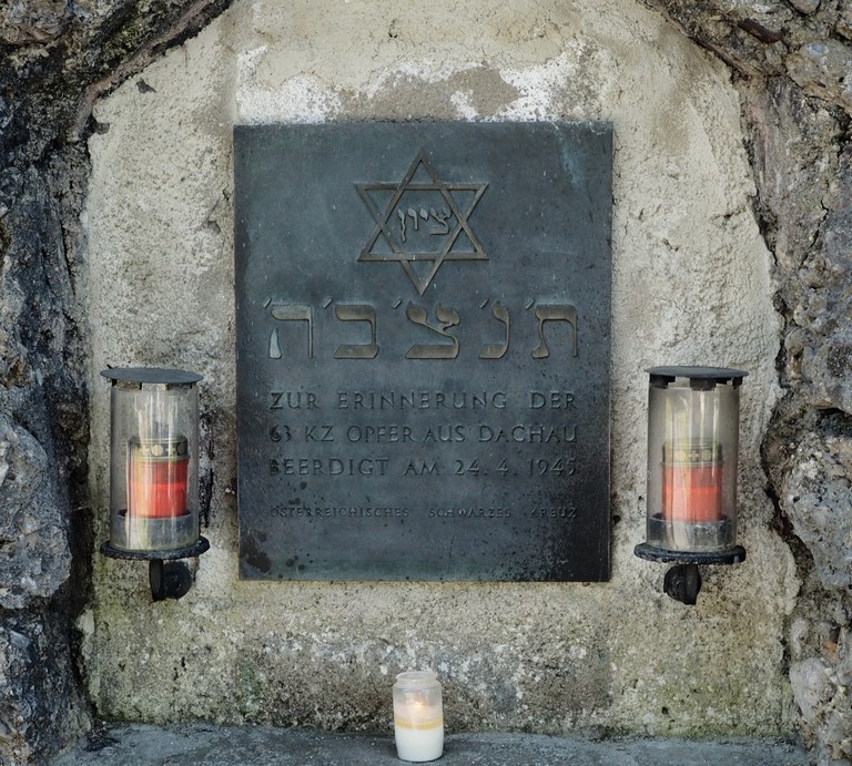 Ehemalige Gedenktafel für die Opfer des Todesmarsches bei Seefeld im Waldfriedhof.jpg