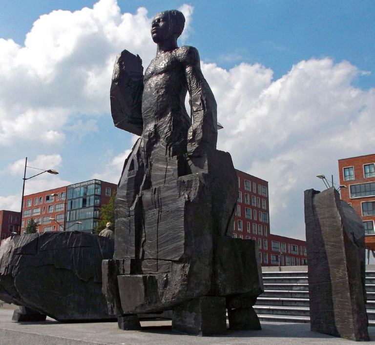 Das umstrittene Denkmal für den Schwarzen Widerstandskämpfer Anton de Kom in Amsterdam wird im Material zur Diskussion gestellt.  Foto: Richardkiwi – Wikipedia, CC-byCA, 2017 