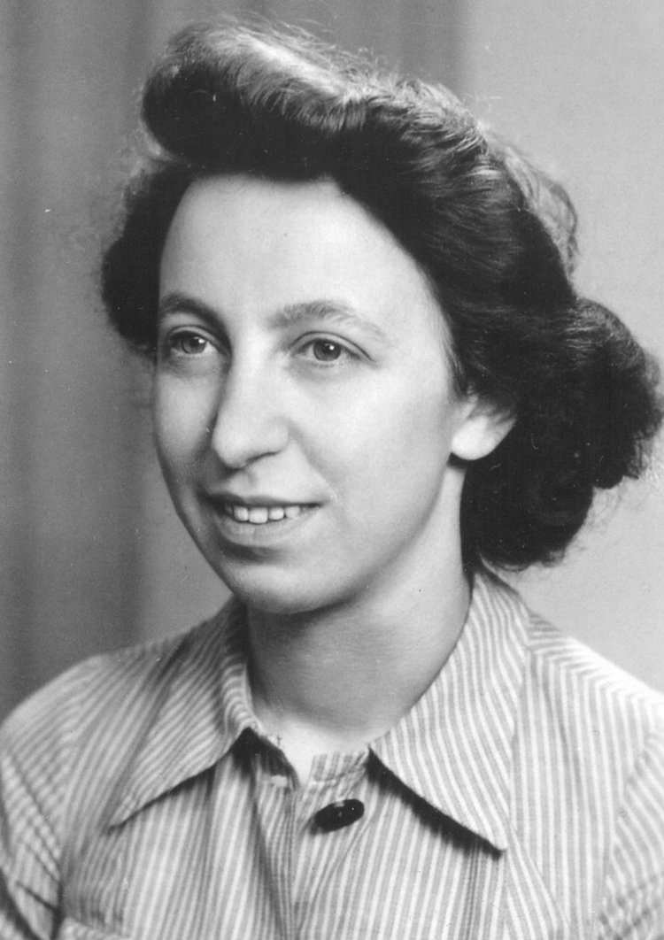 Die Sozialistin Hilda Monte (1914–1945) verstarb in den letzten Kriegstagen in Feldkirch nachdem sie von einer Grenzwache angeschossen wurde. An ihrem Grab in Feldkirch wurde 2021 eine neue Gedenktafel enthüllt. (Quelle: Jüdisches Museum Hohenems)