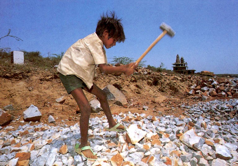 Indisches Kind im Steinbruch. Foto: Archiv Entwicklungshilfeclub
