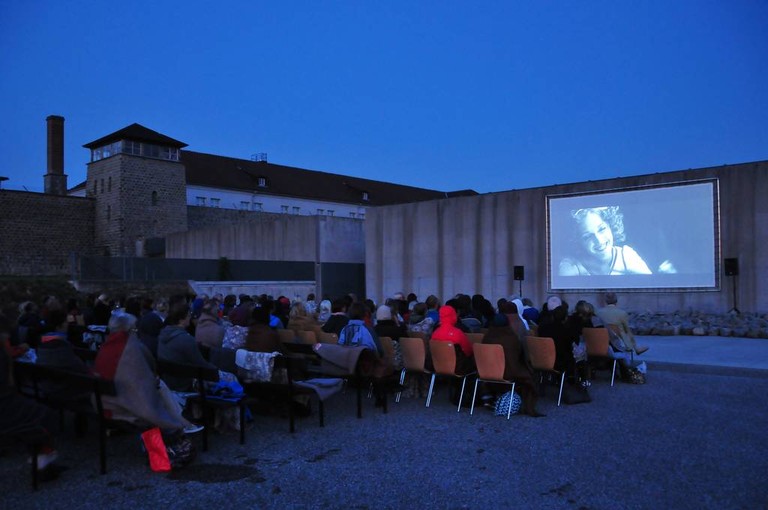 Open-Air-Filmretrospektive vor dem Besucherzentrum der KZ-Gedenkstätte Mauthausen (Foto: KZ-Gedenkstätte Mauthausen / Stephan Matyus)
