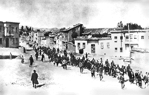 Armenische Zivilisten, die von Soldaten durch Harput ins Gefängnis von Elazig getrieben werden, April 1915