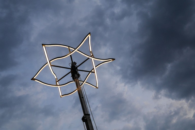 Die Lichtskulpturen des Projektes „OT“ möchten an zerstörte Wiener Synagogen erinnern. 25 „Sternstelen“ werden in Wien vor ehemaligen Synagogen aufgestellt.  (c) Jüdisches Museum Wien