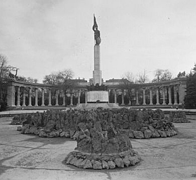 Das Denkmal zu Ehren der Soldaten der Sowjetarmee (auch als Befreiungsdenkmal bekannt) wurde am 19. August 1945 eingeweiht. Quelle: WStLA, Fotos des Presse- und Informationsdienstes, FC1: 67127/2