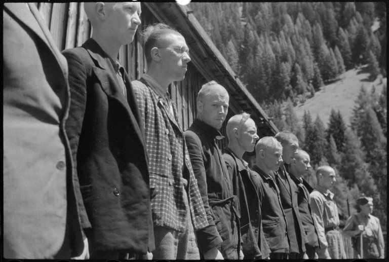 Kahlgeschorene Kriegsgefangene in der Region St. Anton am Arlberg, die als belastete Nationalsozialisten galten (Foto ECPAD, Défense Paris)