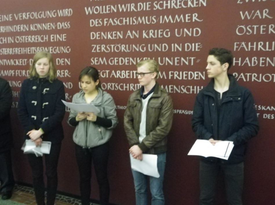 Wiener SchülerInnen bei einer Gedenkkundgebungen zum Jahrestag der Annexion Österreichs.