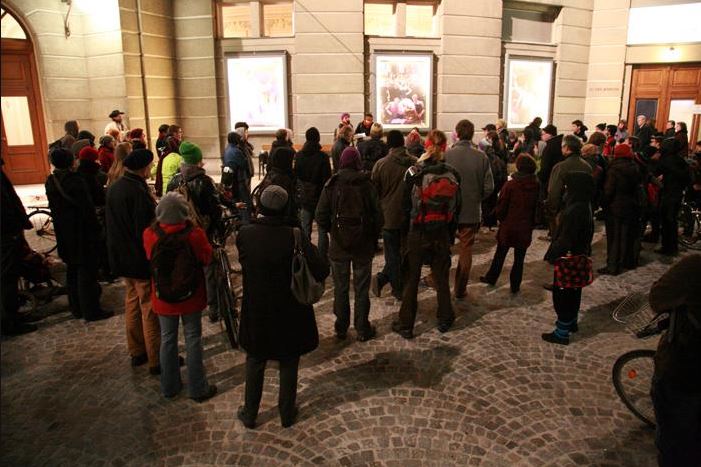 Antifaschistischer Gedenkrundgang in Gedenken an das Novemberpogrom vor dem Wiener Raimundtheater. Viele Künstlerinnen und Künstler des Theaters wurden 1938 deportiert.