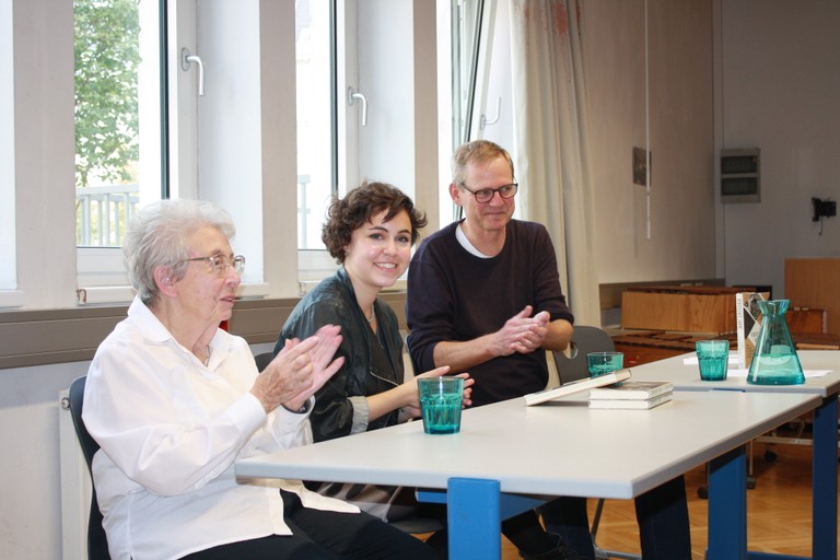 Helga Feldner-Busztin gemeinsam mit ihrer Enkelin Anna Goldenberg zu Gast in einer Klasse von Martin Krist, ehemaliger Netzwerkkoordinator von ERINNERN:AT Wien (Foto: Martin Krist).