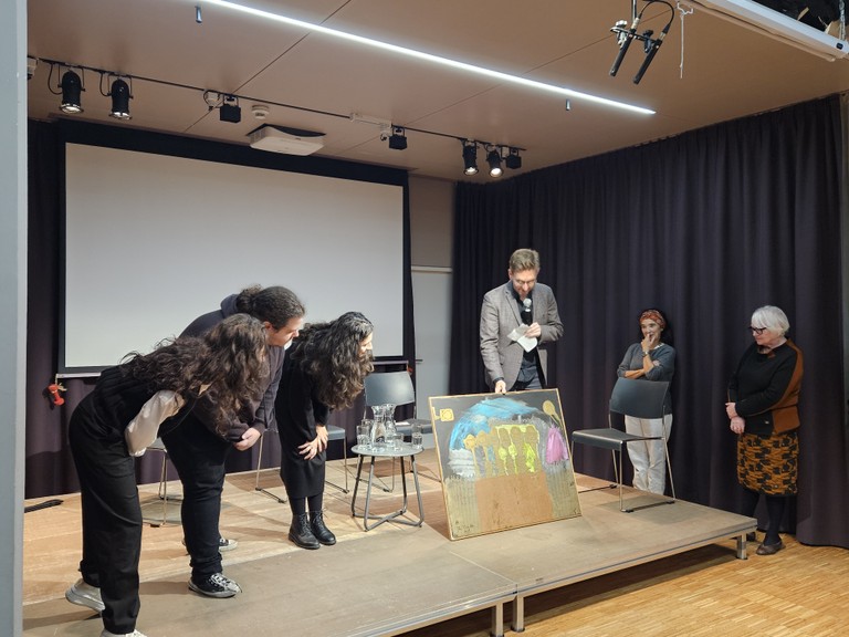 Patrick Siegele übergibt das Bild von Karl Stojka (von links nach rechts: Vanja Minić, Santino Stojka, Laura Darvas, Patrick Siegele) © Lackner