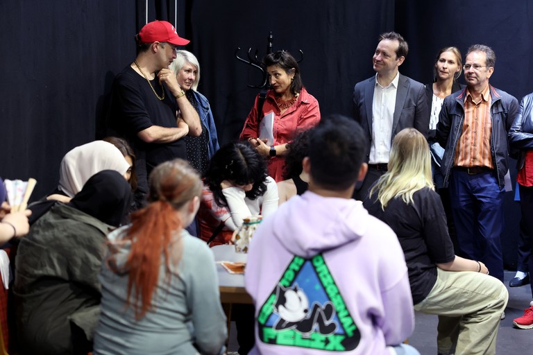 BerufsschülerInnen beim Abschlussevent mit Kulturstadträtin Veronika Kaup-Hasler, OeAD-Geschäftsführer Jakob Calice, Roman Schanner vom Bereich Kulturvermittlung mit Schulen, Martin Finnland vom Nesterval-Ensemble und Kira Kirsch, Künstlerische Leiterin des brut Wien (Foto: Stadt Wien, Votava)