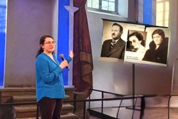 Rachel Schon spricht über Ihre Familie in der ehemaligen Synagoge in Koberdorf.jpg