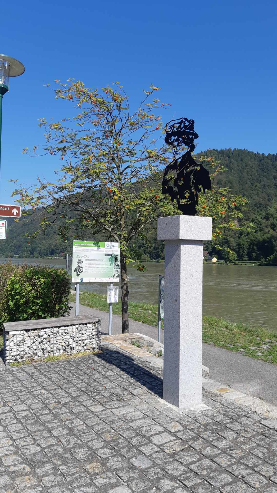 Skulptur für Rosa Beer von Walter Angerer in Wesenufer (Foto: Klaus Pumberger)