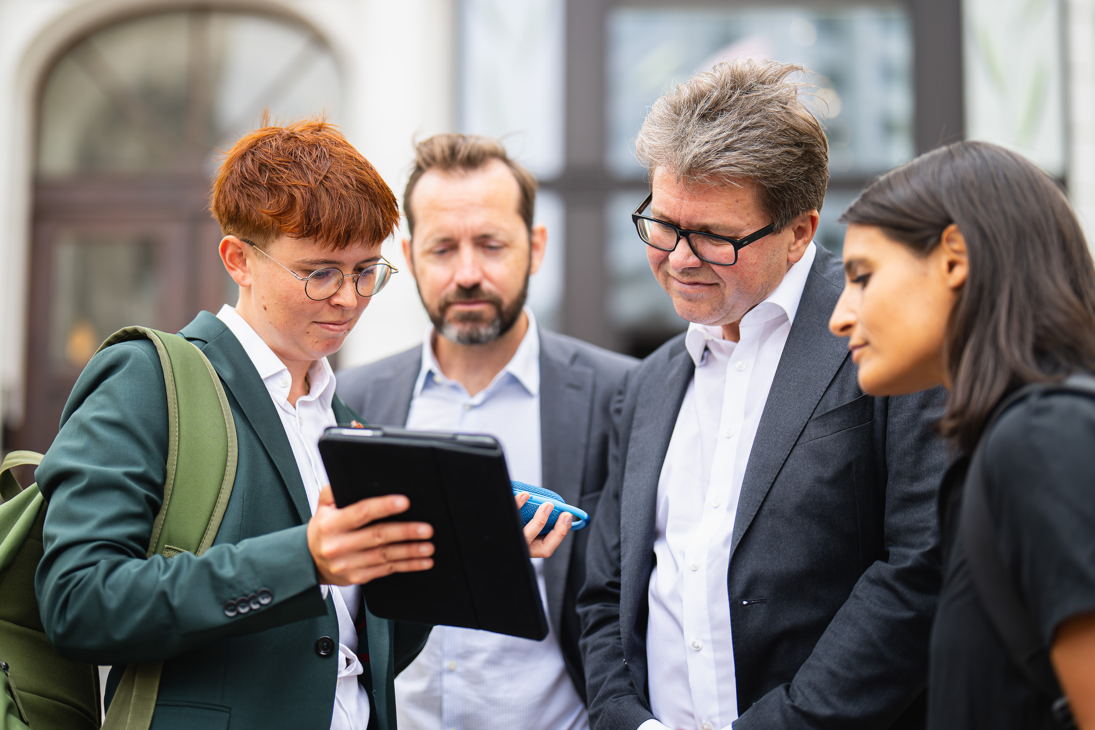 Marlene Wöckinger (Historikerin), Jakob Calice (OeAD-Geschäftsführer), Bundesminister Martin Polaschek und Victoria Kumar (OeAD, ERINNERN:AT) (Foto: BKA / Florian Schrötter). 